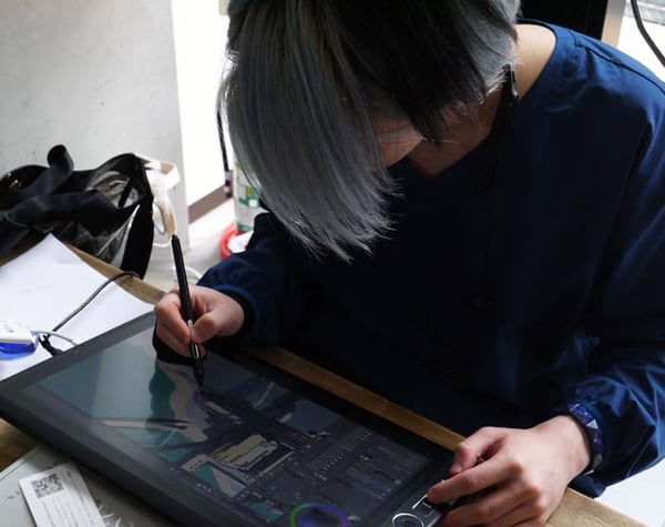 液タブを使用しイラストを描いていく焦茶さん